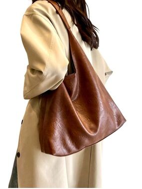 🦫 ROOTS Brown Tribe Leather Hobo
Bag w/ adjustable Shoulder Strap EUC